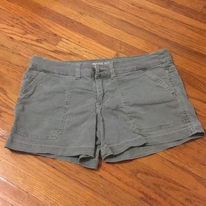 Mid-rise Olive shorts